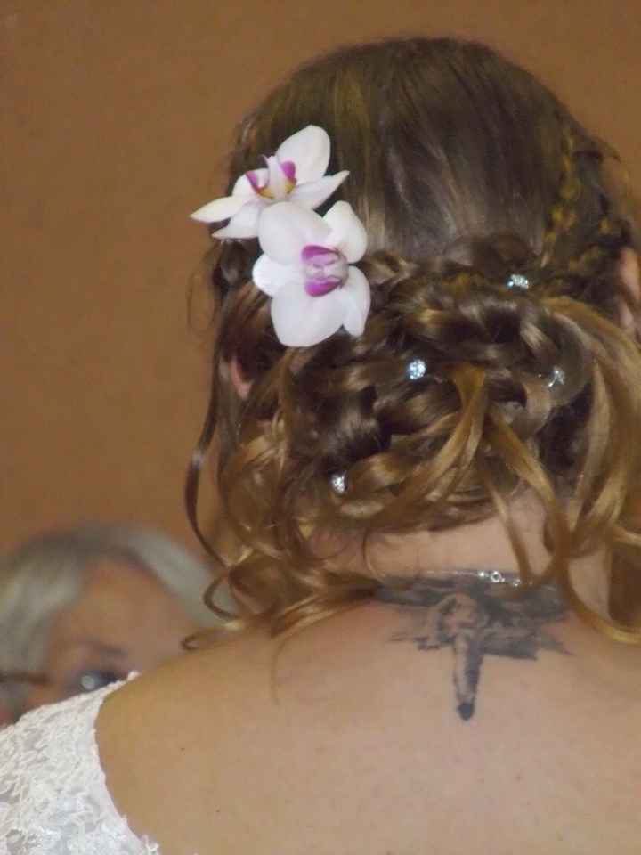 Fleurs fraîches dans un chignon ?? - 1