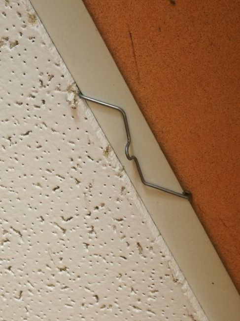 le crochet pour faux plafond avec dalles