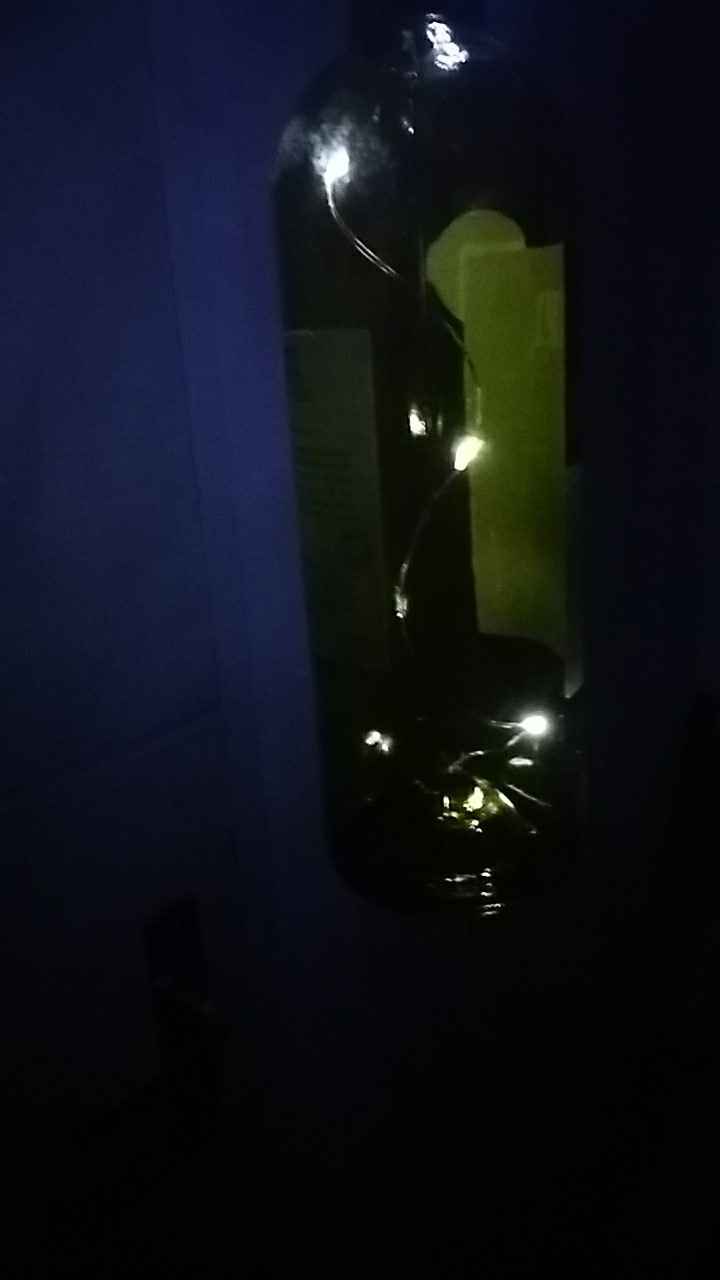 Dans une bouteille de vin foncée, je n'ai pas mis la totalité du bouchon, c'était juste pour essayer