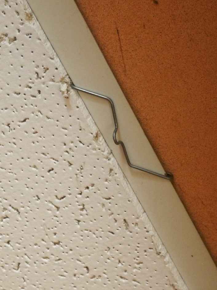 le crochet pour faux plafond avec dalles