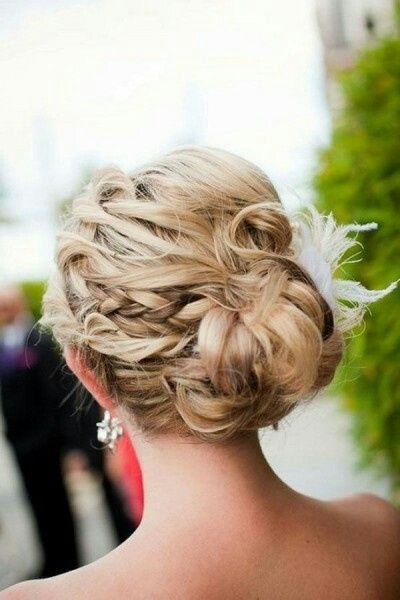 Quelle coiffure me conseillez-vous, par rapport à ma robe ? - 1