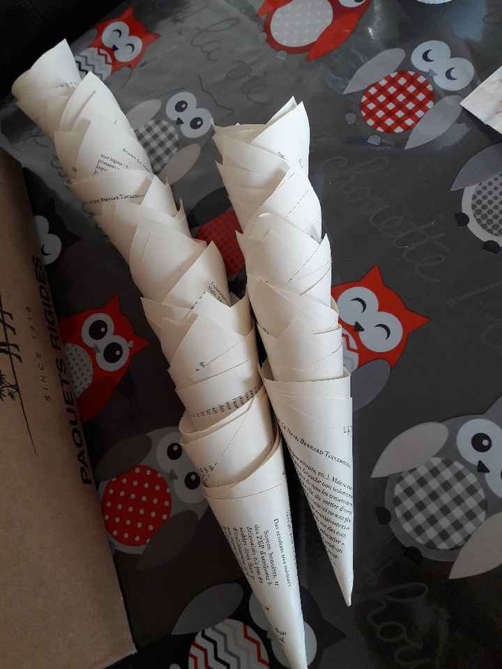 Guirlandes fanions et cônes pour la sortie de la mairie - 1