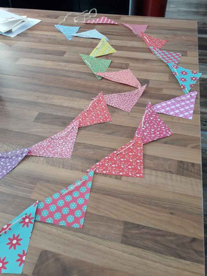 Guirlandes fanions et cônes pour la sortie de la mairie - 2