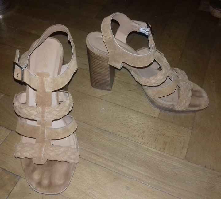 1ère paire de chaussure (on voit que je les ai déjà portées à plusieurs reprises...)