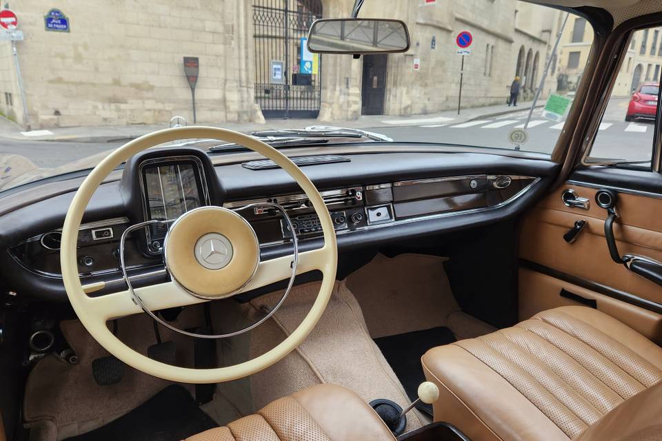Mercedes 220S interieur