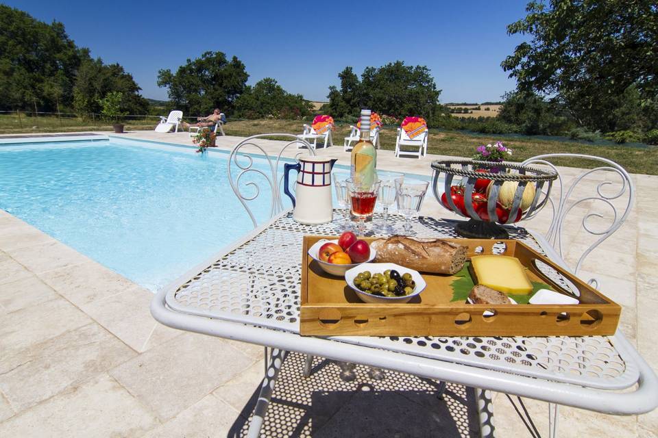 Le petit déjeuner à la piscine