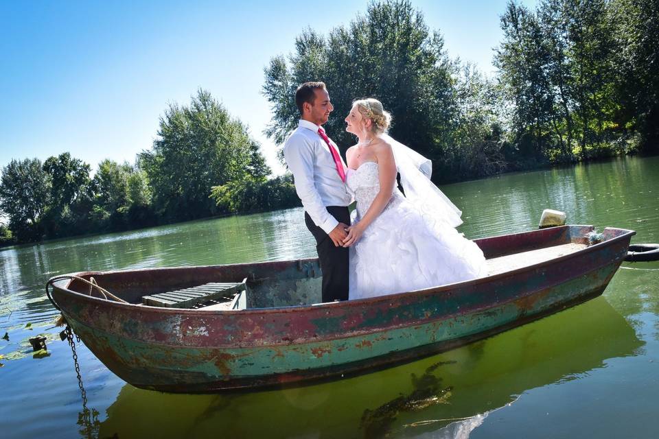 Mariés en barque