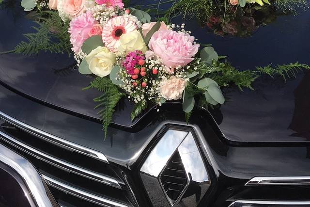 Voiture et bouquet de mariée