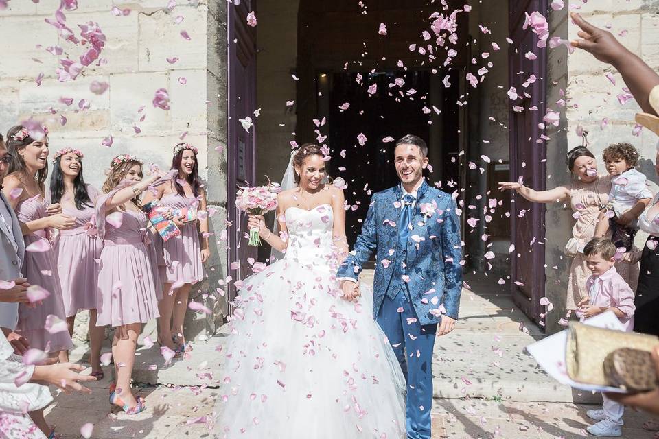 Sortie d'église sous les confettis