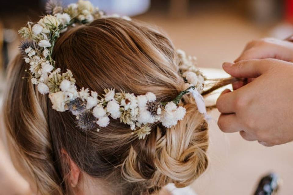 Chignon avec couronne de fleur