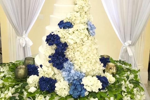 Wedding cake fleurs bleues