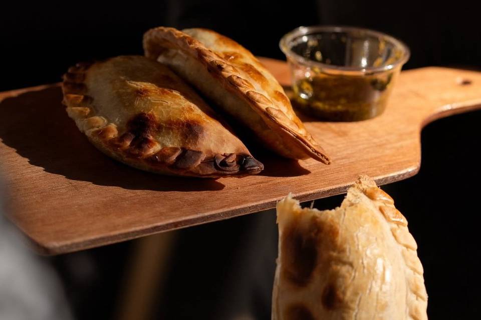 Empanada y salsa