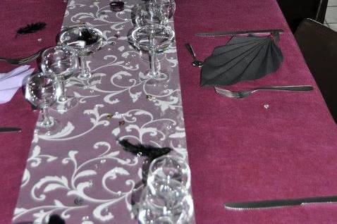 Table noir fuschia parme