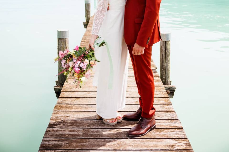 Photo couple bord de l'eau