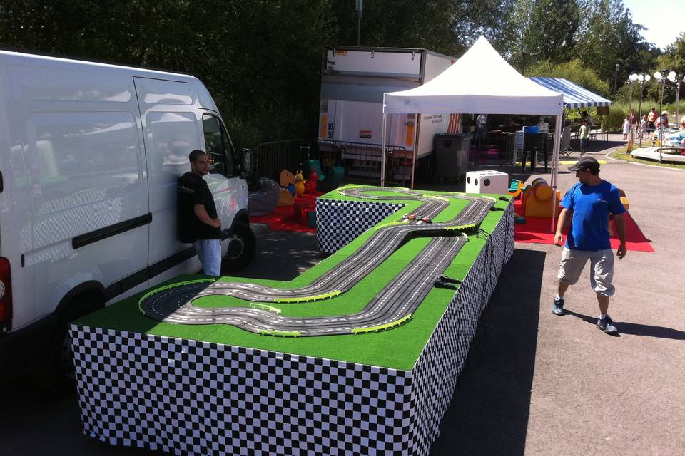 Circuit slot racing