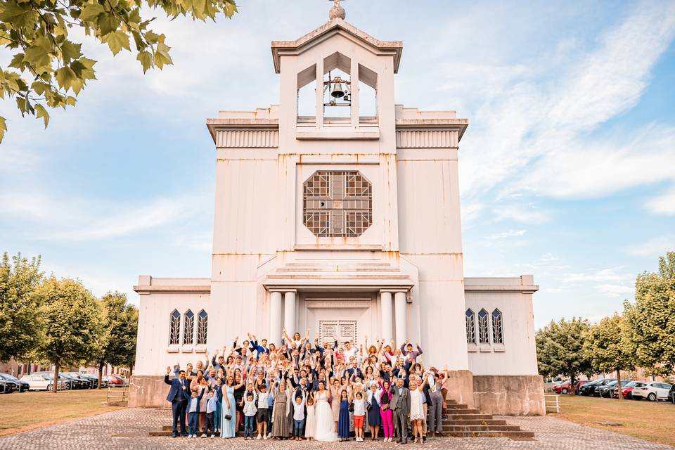 Groupe devant l'église de fer