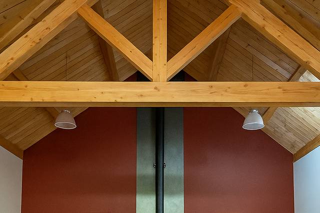 Salle avec feu de cheminée