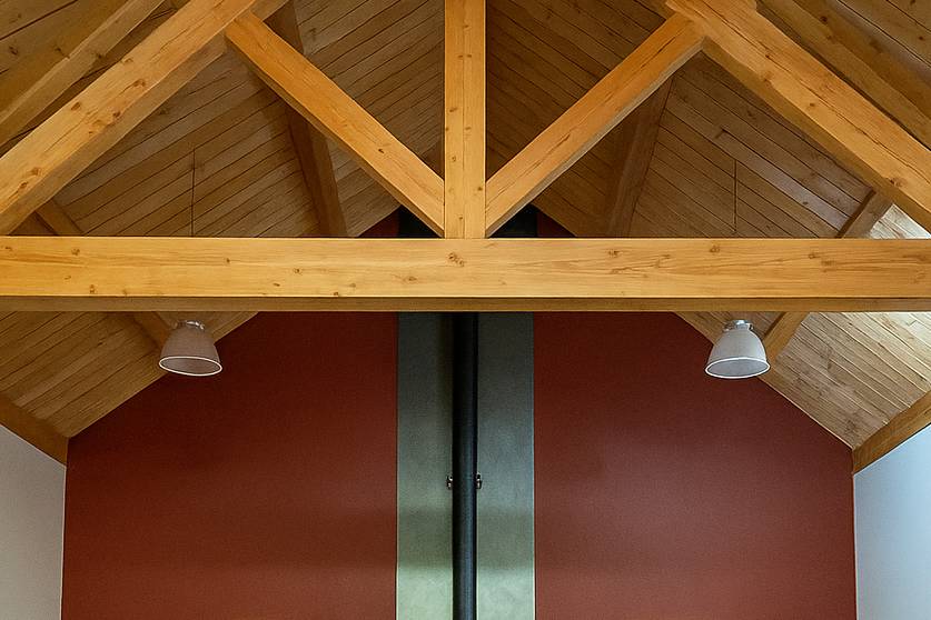 Salle avec feu de cheminée