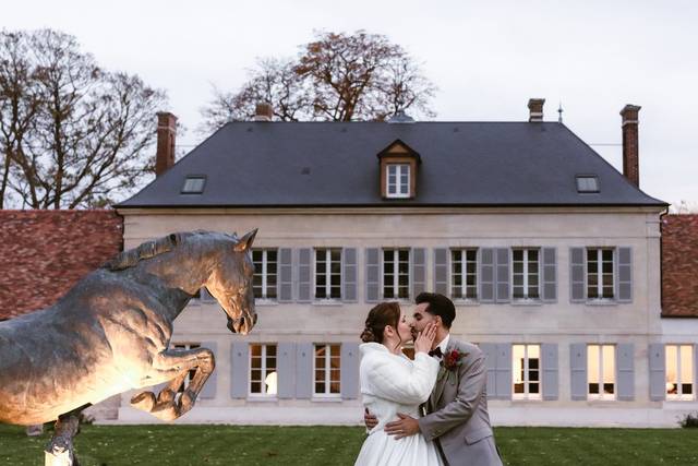 Mariés devant la demeure