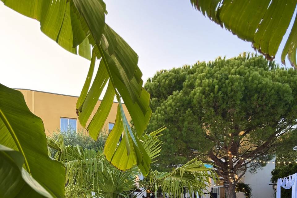 Jardin avec tables des invités