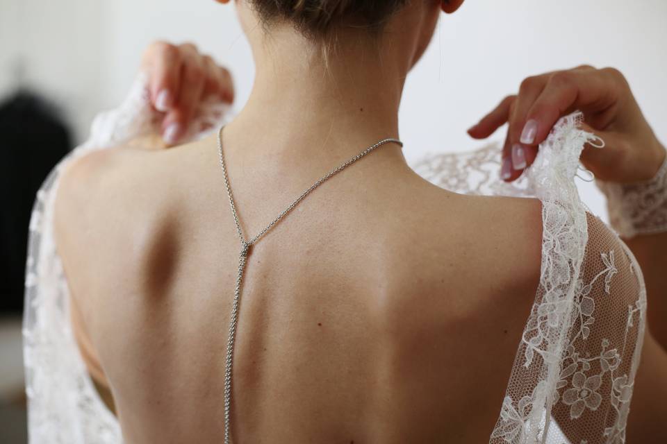 Essai de robe et de bijoux