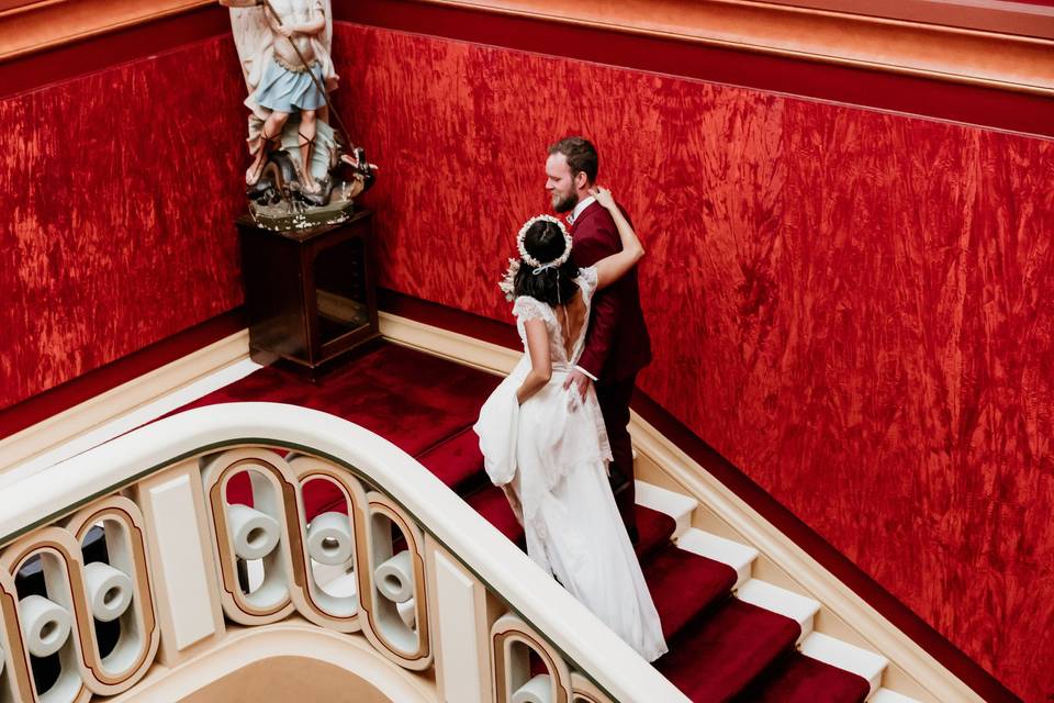 Mariés dans l'escalier