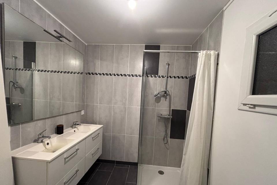 Salle de bain petit gîte