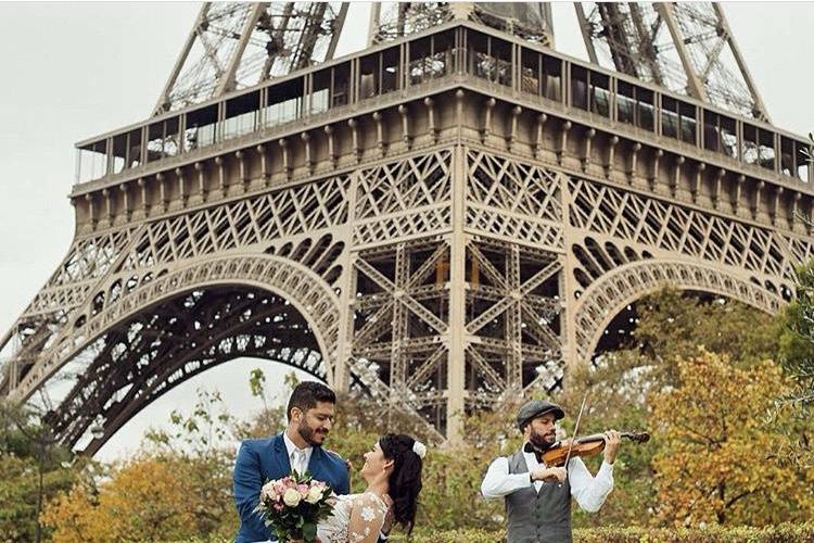 Cérémonie devant la tour Eiffel