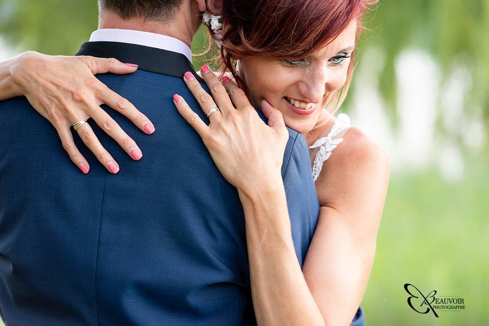 Photo couple mariage câlin