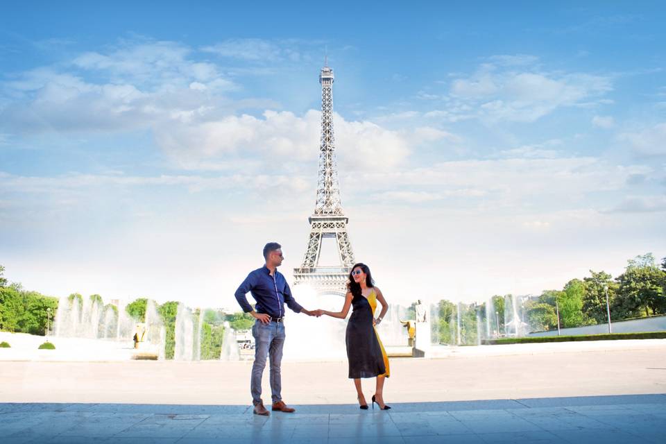 Étreinte sous la Tour Eiffel