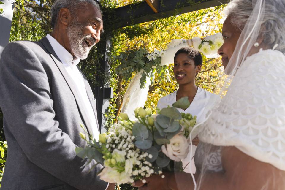 Officiante proche du couple