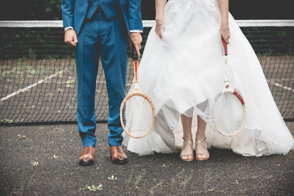 Mariage décalé court de tennis