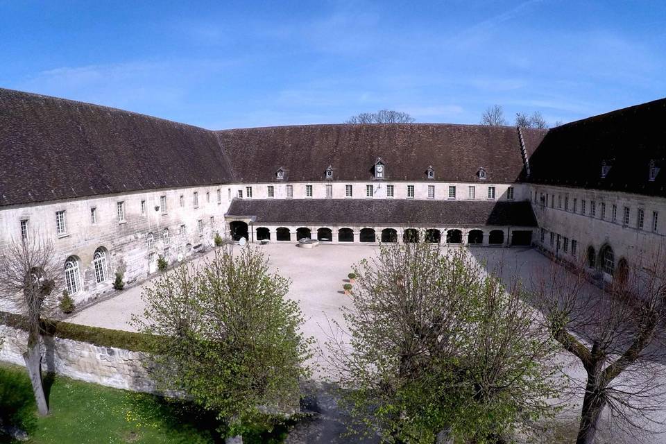Cour Abbaye Royale du Moncel