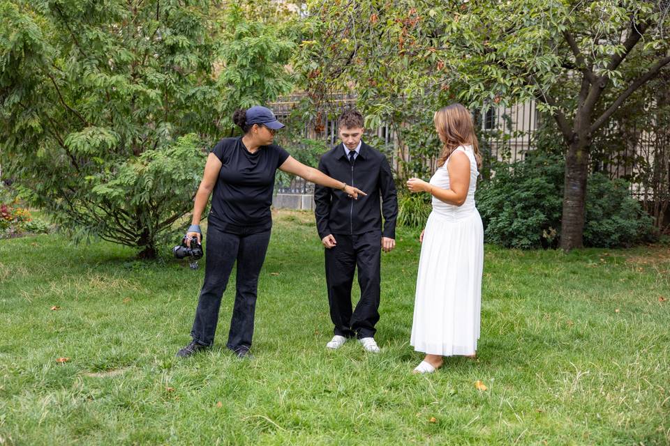 Couple posant sur l_herbe avec le photographe