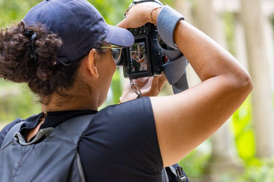 Dos du photographe se concentrant sur le couple