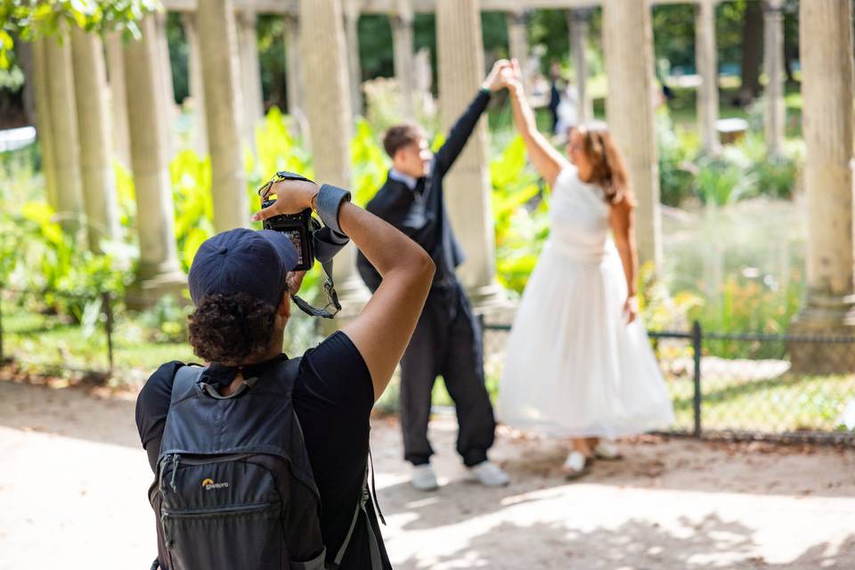 Photographe ajustant l_angle pour le couple