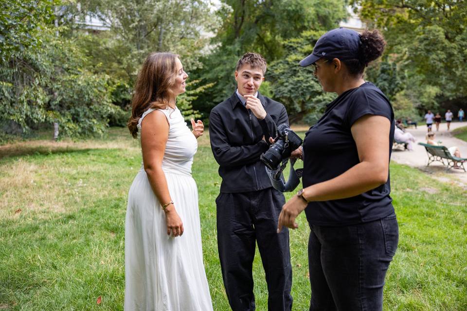 Photographe debout avec le couple