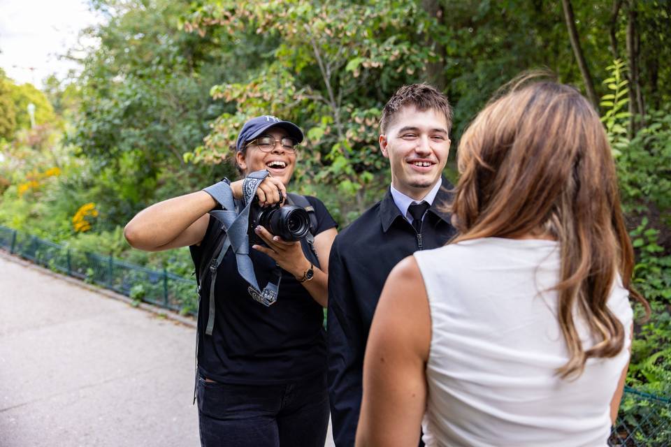 Photographe discutant avec le couple près d_une rambarde
