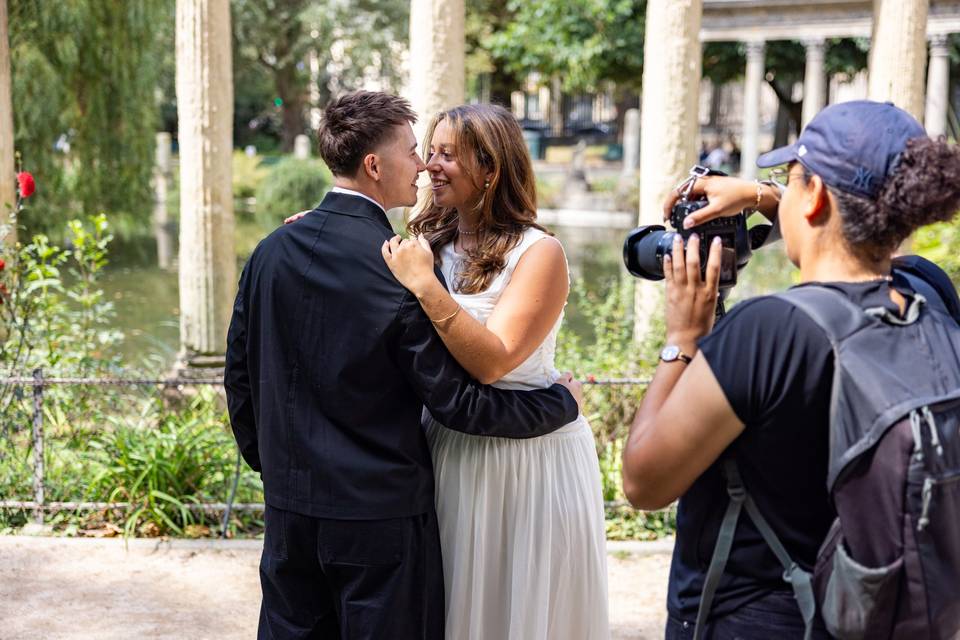 Photographe discutant avec le couple près des colonnes