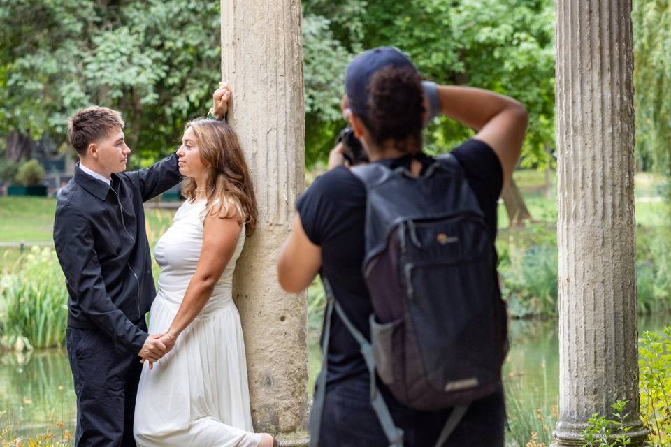 Photographe marchant avec son équipement