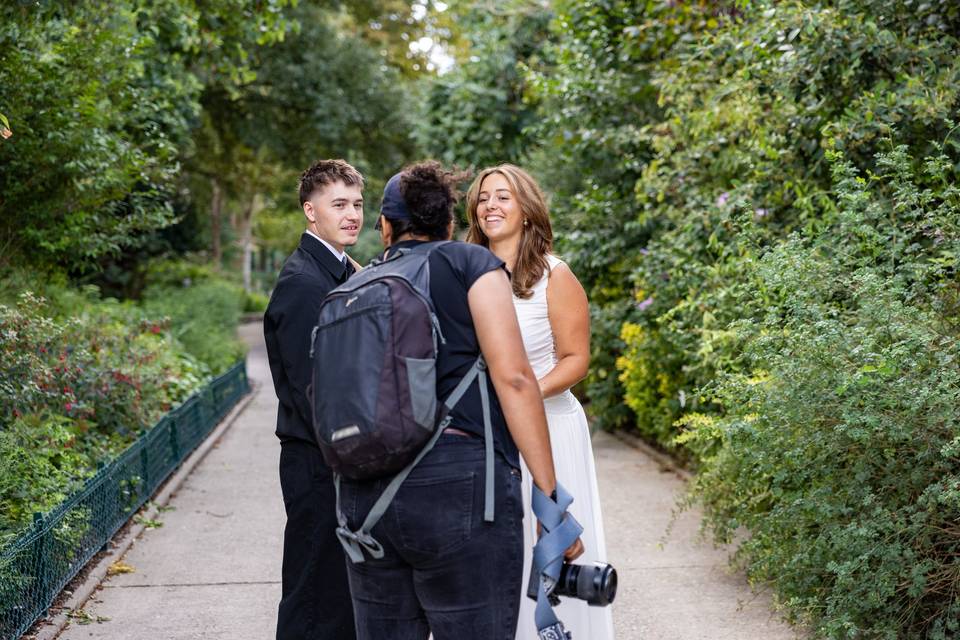 Photographe marchant derrière le couple sur un pont