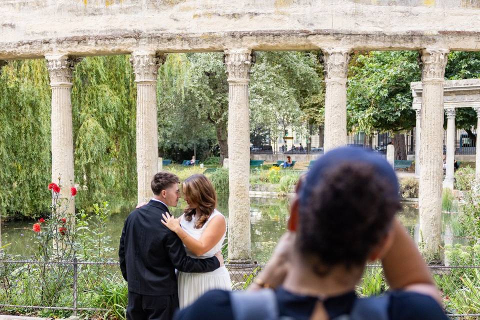 Photographe marchant vers les colonnes
