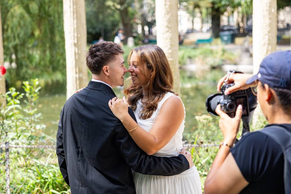 Photographe montrant l_écran au couple