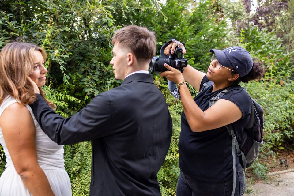Photographe montrant une image au couple sur un banc