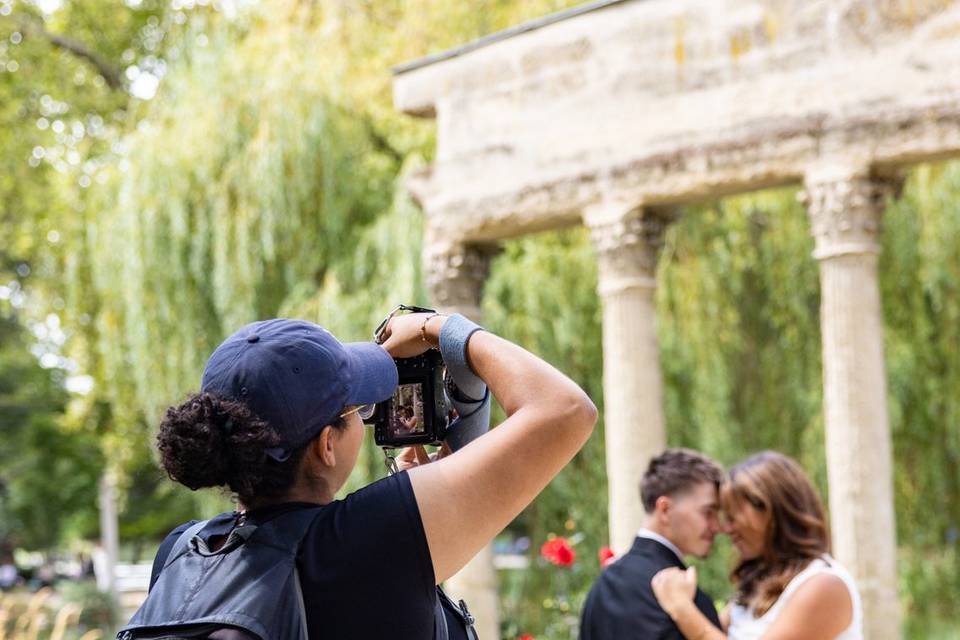 Photographe prenant un portrait près des colonnes