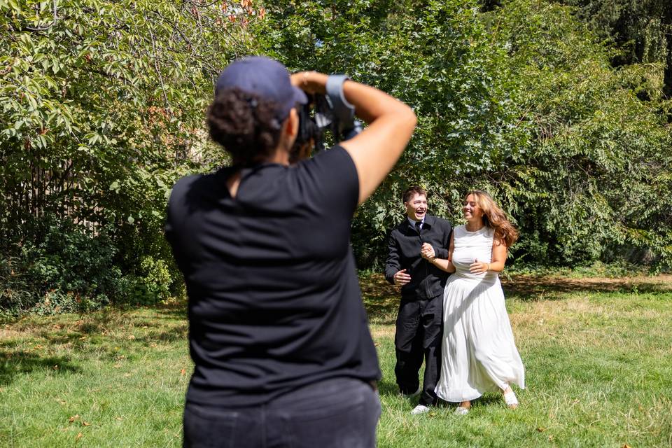 Photographe prenant une photo du couple de dos