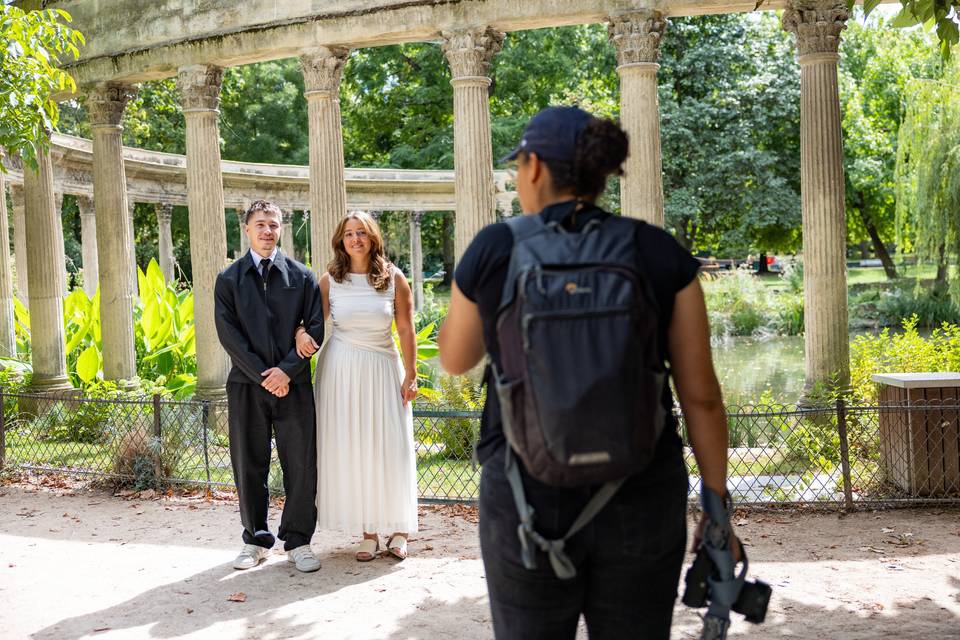 Photographe prenant une photo du couple près des colonnes