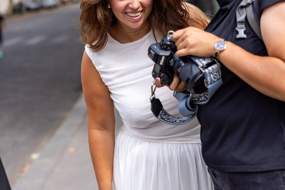 Photographe riant avec la femme en blanc