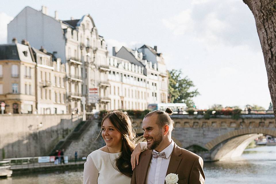 Couple de mariés près du pont