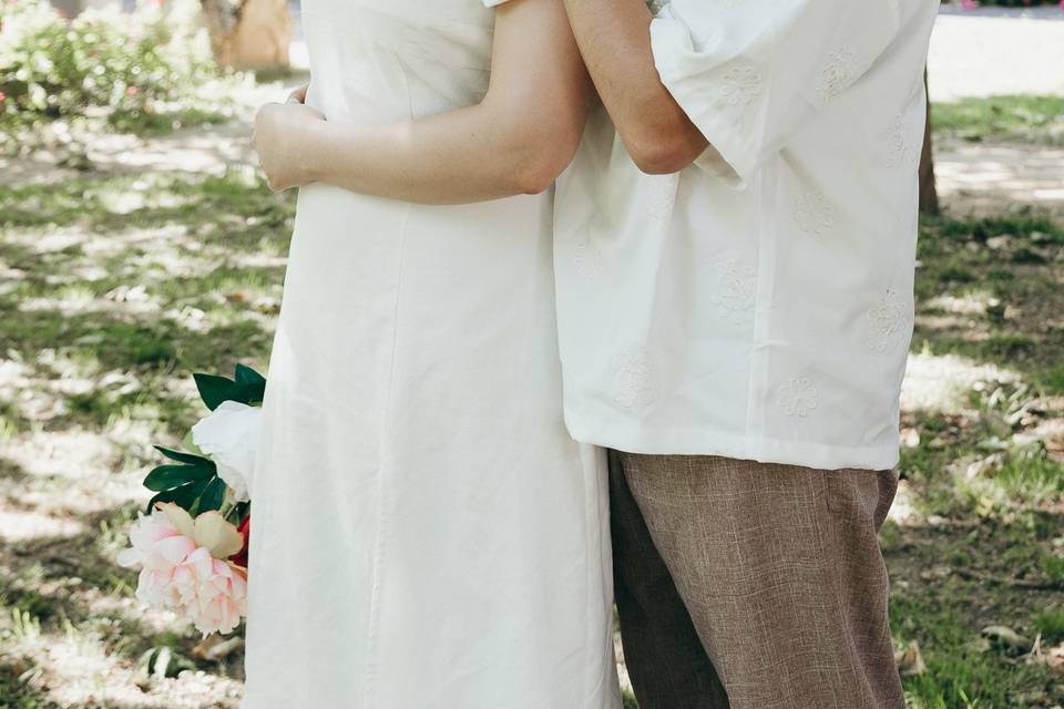 Couple sous les arbres